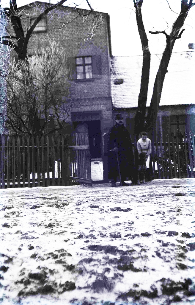 1900-1907 ca CHRISSY CROIL (m. Vlasto) PHOTOGRAPHS OF CROIL AND MITCHELL FAMILY Thomas and perhaps Christian C. (née Mitchell) Croil In or near Milwaukee or the St Lawrence River near Montreal 01.jpg